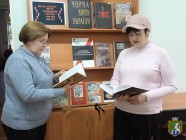 Книжкова виставка «Нам пам'ять дивиться у вічі». Южноукраїнська міська бібліотека